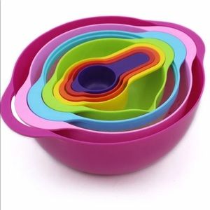 Sweet color mixing bowl set.